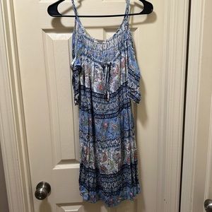 Dress with off the shoulder sleeves. Size Medium.